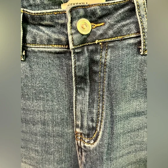 High End Boutique Embroidered Denim Jeans with Lobster and Fish Design - Picture 7 of 16